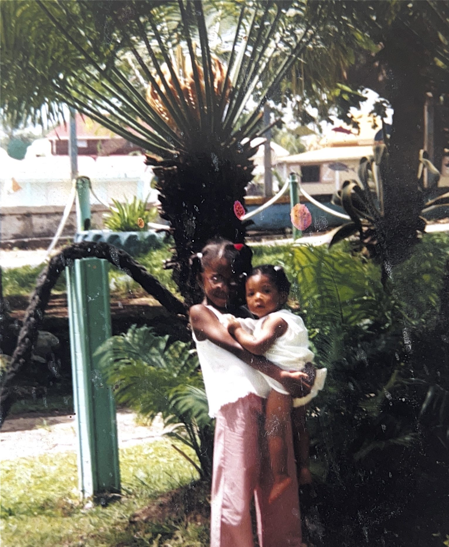 Photo d'enfance des deux fondatrices de Maison Diaspora, symbole de leurs racines et de l'histoire à l'origine de la marque.
